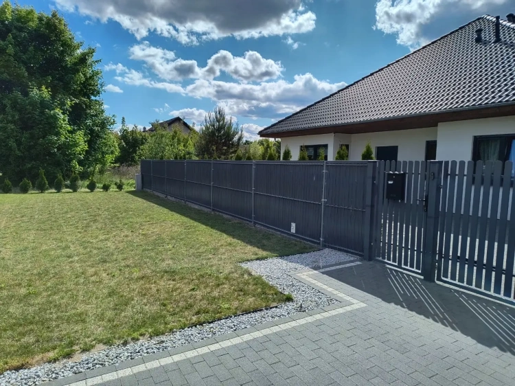 oslona-panelowa-3d-szara-rd03-realizacja.webp